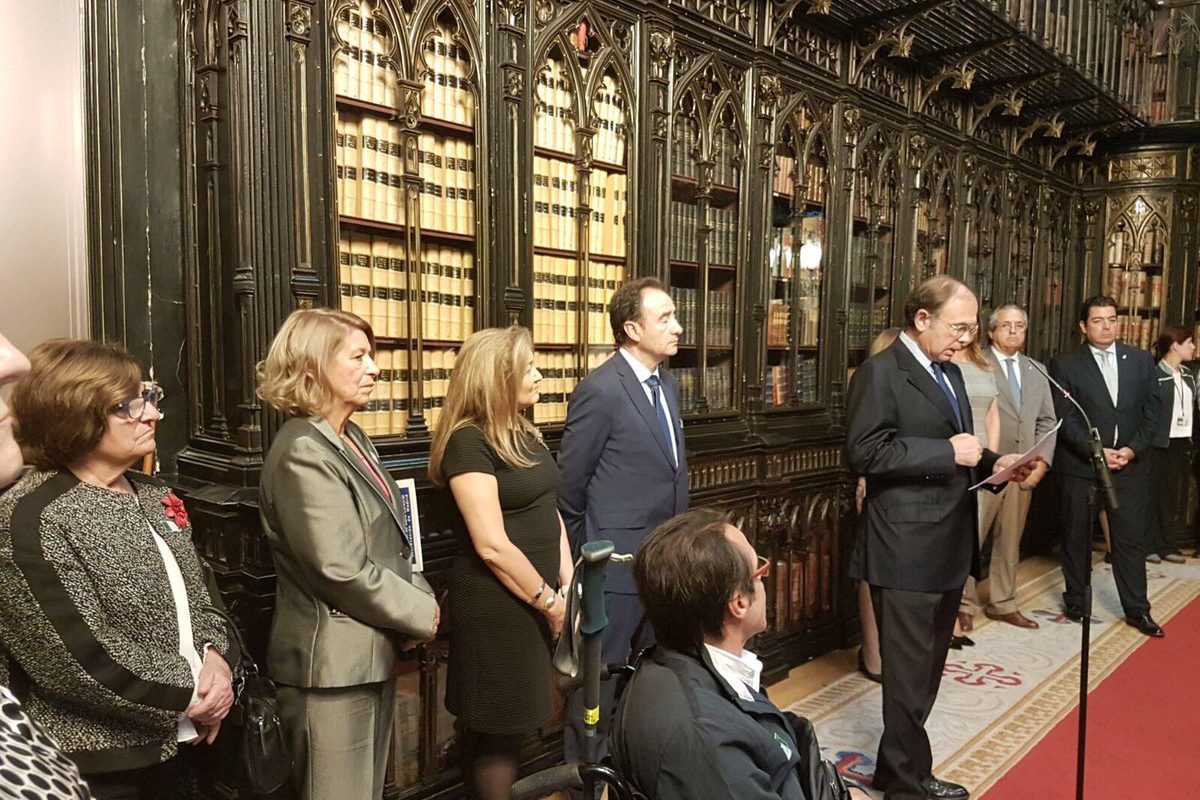Emilia López (izquierda) y Ana María Gómez (segunda por la izquierda) asisten en el Senado durante la intervención de Pío García Escudero Emilia López (izquierda) y Ana María Gómez (segunda por la izquierda) asisten en el Senado durante la intervención de Pío García Escudero