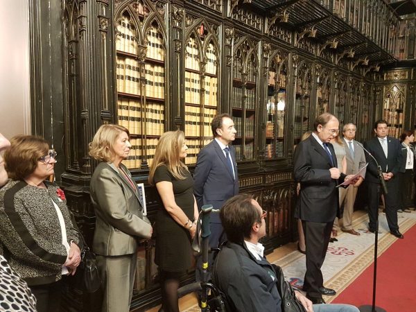Emilia López (izquierda) y Ana María Gómez (segunda por la izquierda) asisten en el Senado durante la intervención de Pío García Escudero Emilia López (izquierda) y Ana María Gómez (segunda por la izquierda) asisten en el Senado durante la intervención de Pío García Escudero