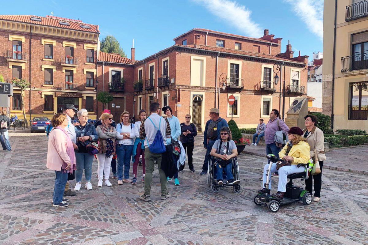Socios de Daño Cerebral Madrid – APANEFA en León, antes de llegar a Santiago