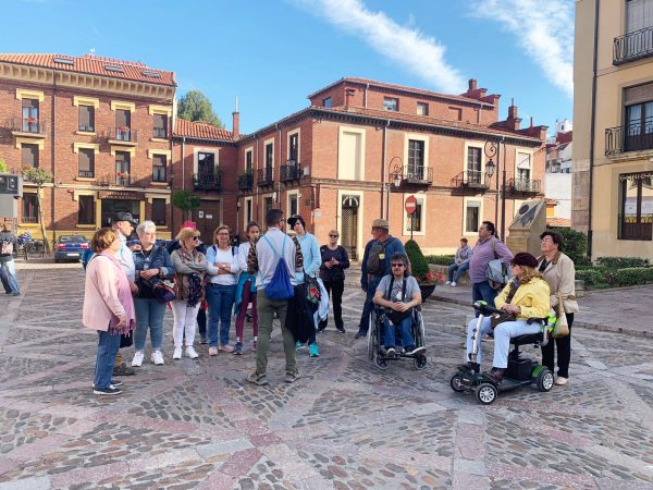 Socios de Daño Cerebral Madrid – APANEFA en León, antes de llegar a Santiago